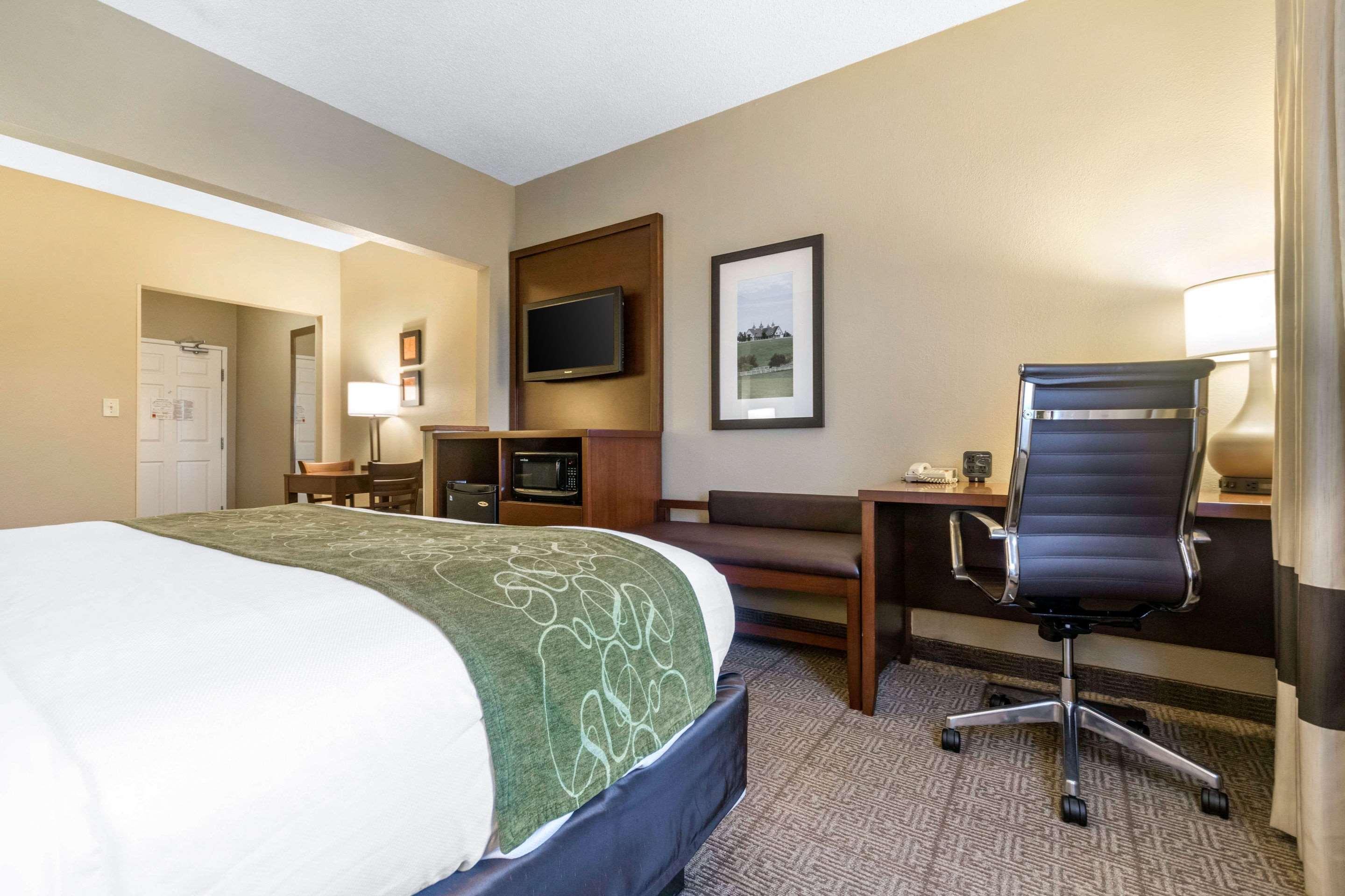 Comfort Suites Keeneland Lexington Bagian luar foto