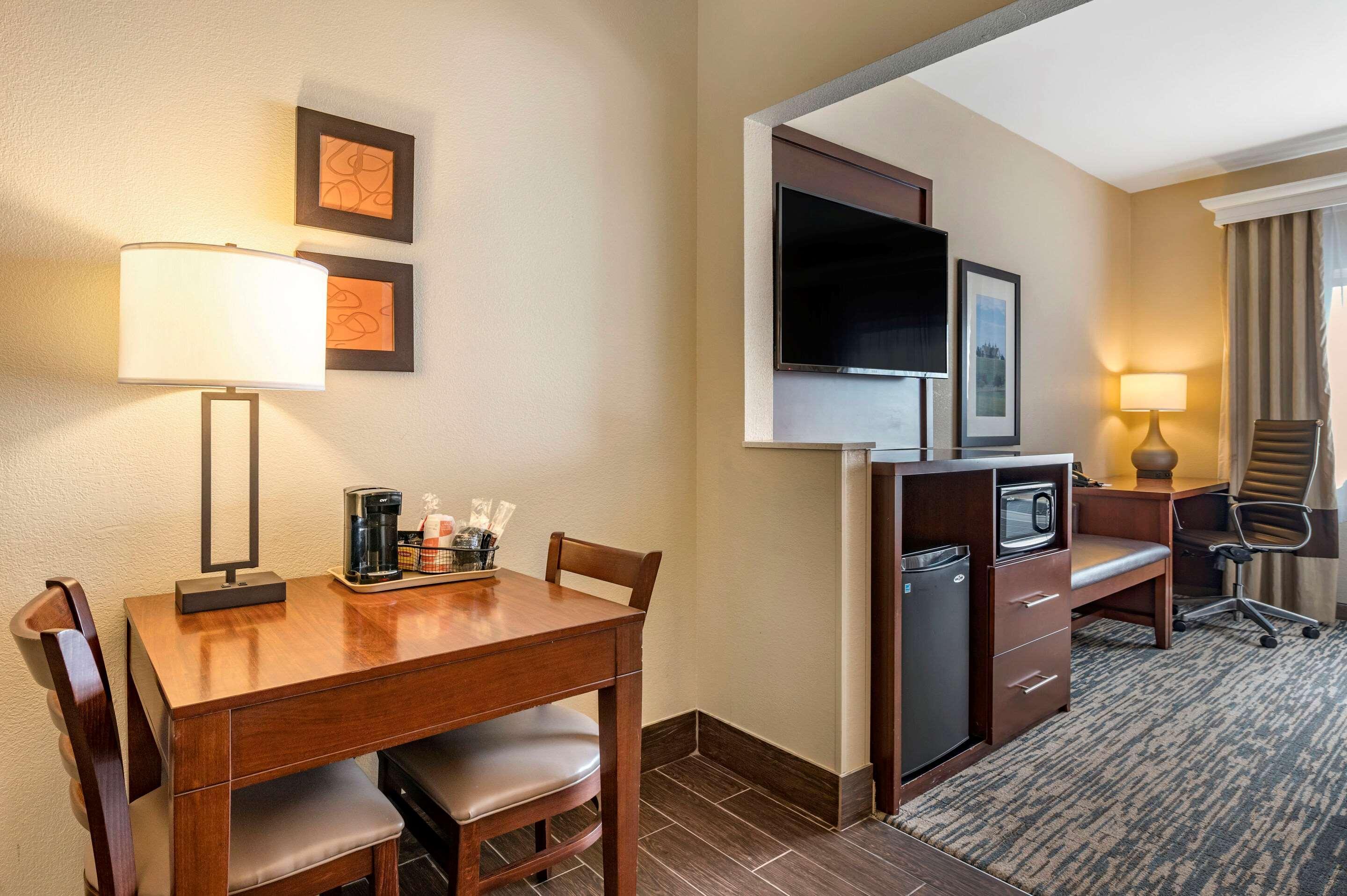 Comfort Suites Keeneland Lexington Bagian luar foto