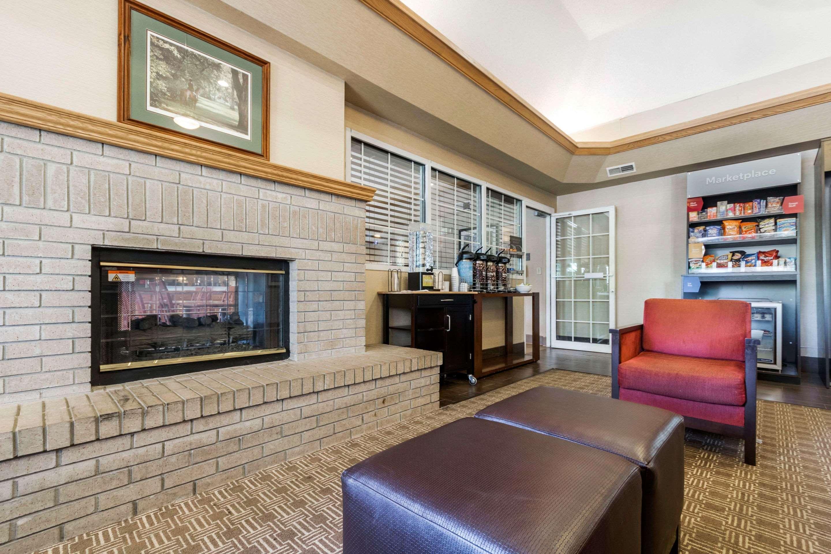 Comfort Suites Keeneland Lexington Bagian luar foto
